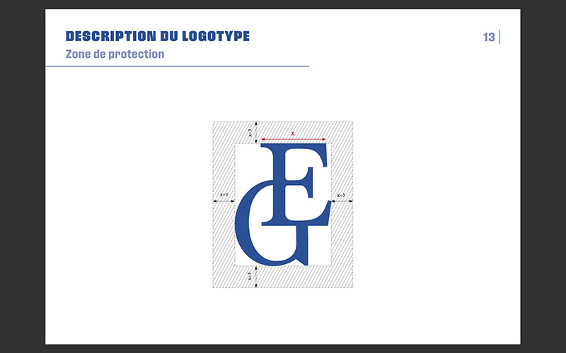 Illustration de la zone de protection du logotype « EG » en bleu, entouré d’un espace réservé défini par des marges proportionnelles à la hauteur du caractère.