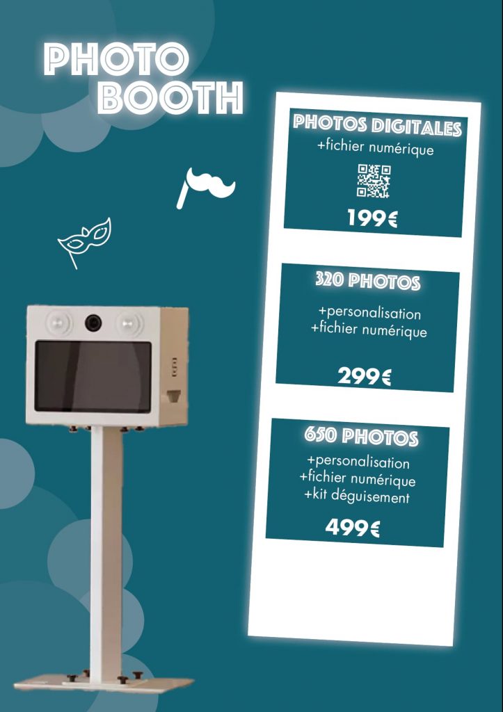 Image d’un flyer promotionnel pour un service de location de photobooth. Sur un fond bleu décoré d’illustrations festives (moustache, masque), une borne photo moderne est présentée à gauche. À droite, trois formules tarifaires sont proposées dans des encadrés blancs